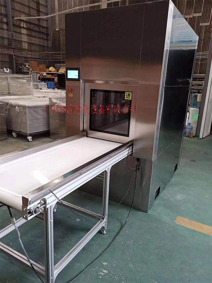輸送帶傳遞窗還可吹淋被傳遞物品的表面，防止物品可能攜帶塵埃進入潔凈室。