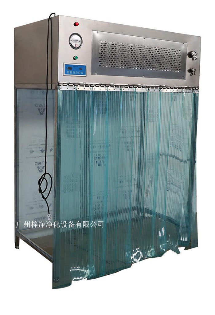 百級潔凈層流罩它主要由箱體、風機、初效空氣過濾器、高效空氣過濾器、阻尼層、燈具等組成。
