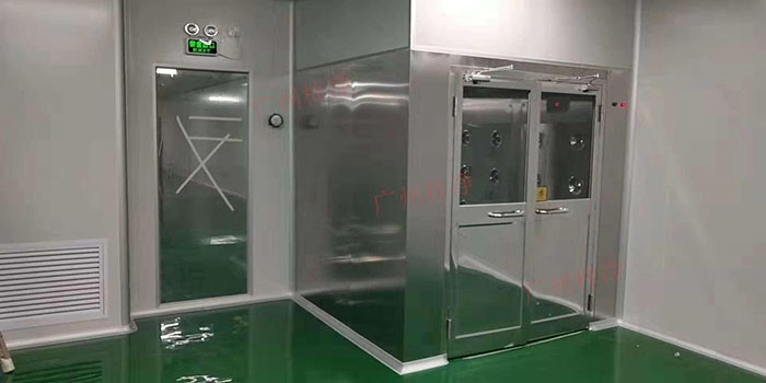 風(fēng)淋室原理是通過強效空氣射流對人員或物品進行表面吹淋，以去除附著在表面上的塵埃和微生物。