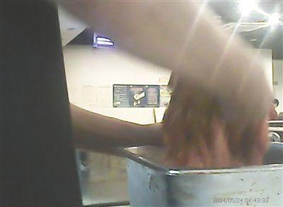 在開餐前，烤肉店一名員工正徒手?jǐn)嚢枞馄?
